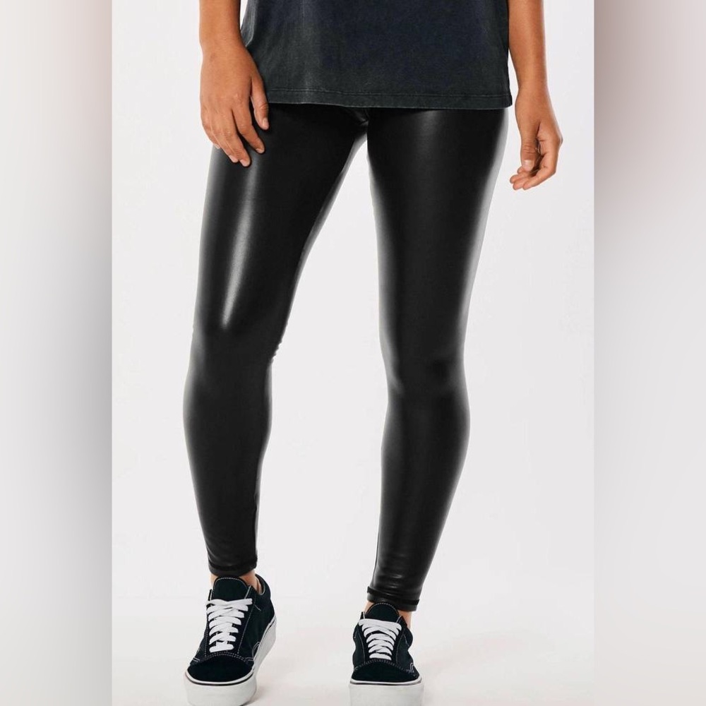 Hollister Ultra High-Rise Faux Leather fleece Leggings size L